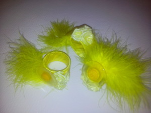 Serviettenringe gelb m.Federn / napkin rings yellow with feathers
