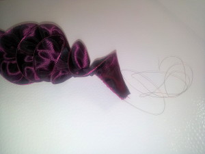 BLÜTE AUS SCHLEIFENBAND Tutorial - how to make an astonishing ribbon rose 5