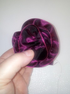 BLÜTE AUS SCHLEIFENBAND Tutorial - how to make an astonishing ribbon rose 7