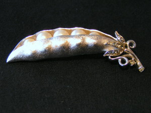 meine Brosche mit Perlenerbsen / my brooch with pies of pearls