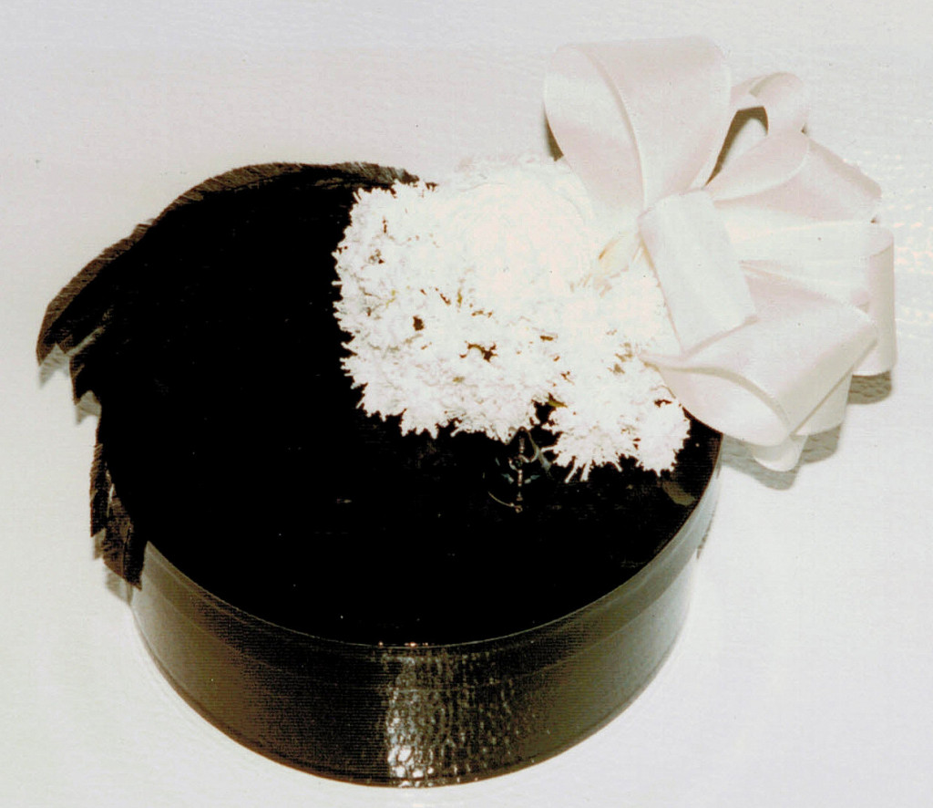 schwarze Box mit Federn, Seidenblumen, Schleife / black box with feathers, artificial flowers, bow