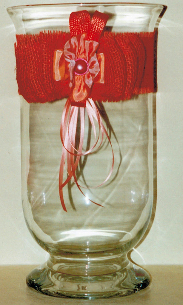 große Glasvase, unverpackt, Deko aus Jute, Schleifen etc. / large glass vase, unwrapped, burlap, bow etc