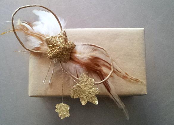 Papierschleife m.gold.Akzenten, hier als Verpackungselement / paper bow with gold.accents, here as gift wrapping element