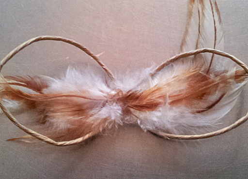 Papierhenkel - mit aufgeklebten Federn / paper handle - with glued feathers