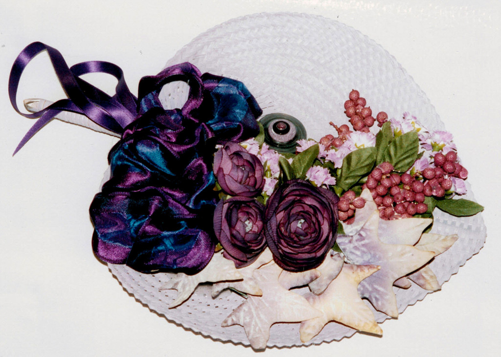 arrangement can be used as `tray´ for a gift, as a plate decor etc.