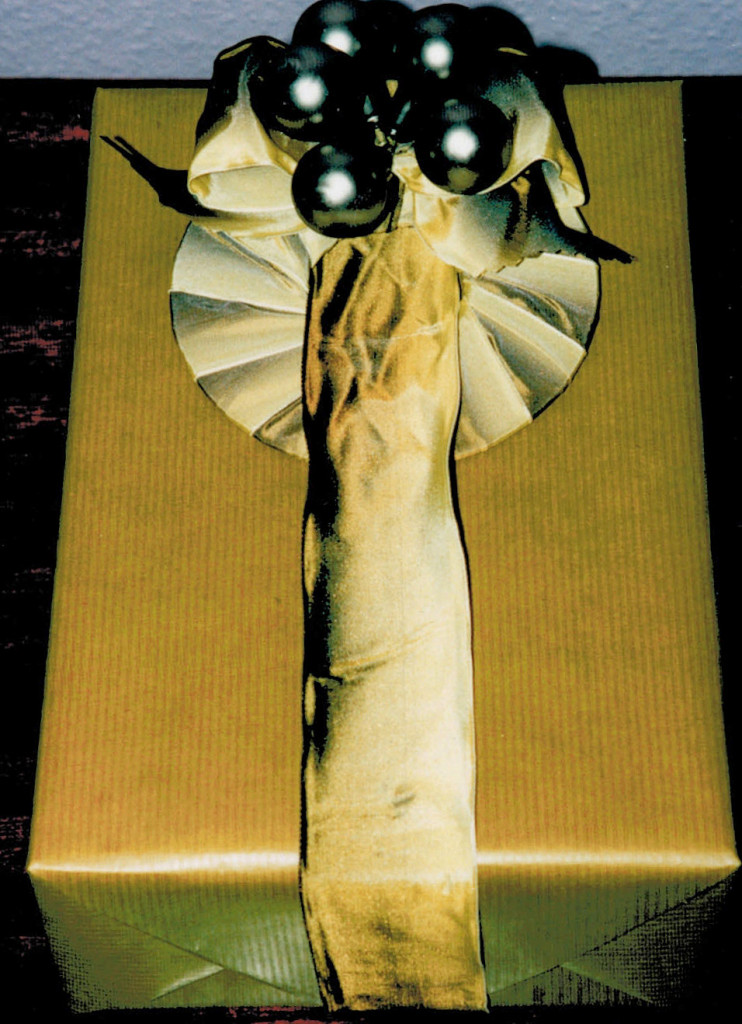 cardboard ring with ribbon & glass berries - can be moved on top
