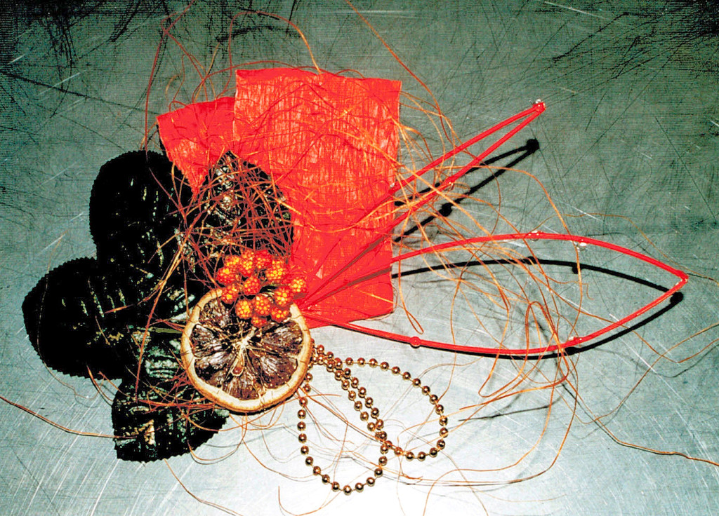 loose bow of crinkled paper ribbon, leaves, dried nat.material, pearl strings