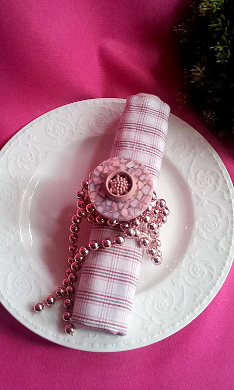 napkin decor buttons and chain 1