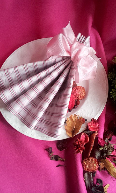 napkin decor with satin bow and potpourri
