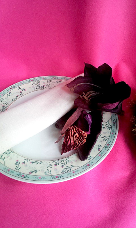 napkin decor with flowers and potpourri
