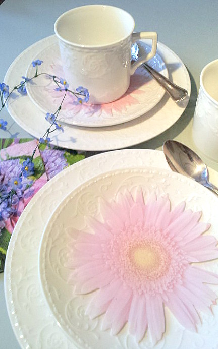 3 spring table detail with notepad